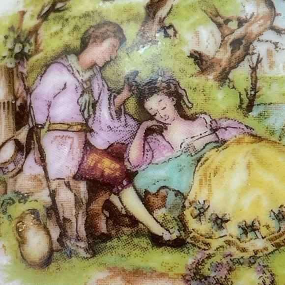 Limoges Vintage Fragonard Signed Porcelain Courting Couple trinket box gold - Picture 2 of 10
